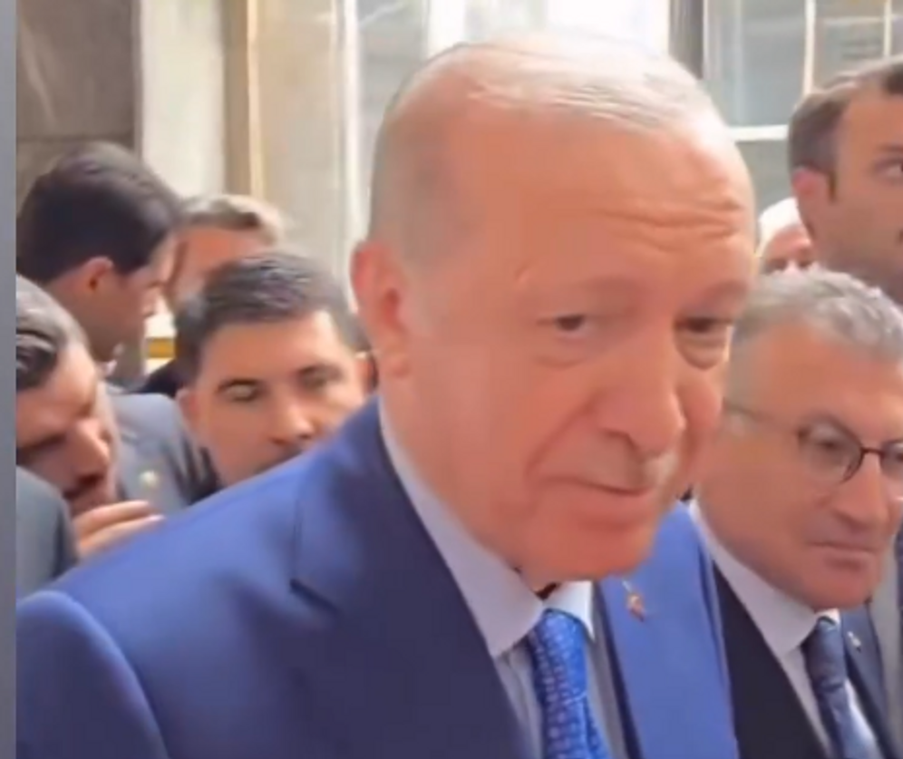 social networks اردوغان وهو يمازح الصحافيين