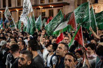 Des manifestants pro-palestiniens brandissent des drapeaux palestiniens alors qu'ils participent à un rassemblement pour protester contre la mort du chef du Hamas, Ismail Haniyeh, à Istanbul, le 31 juillet 2024