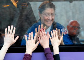 האסטרונאוטית כריסטינה קוק נפרדת מבני משפחתה לפני ההמראה לחלל במשימת "ארטמיס 2"