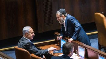 יו"ר מפלגת דגל התורה (בתוך יהדות התורה) משה גפני, ובנימין נתניהו, ארכיון