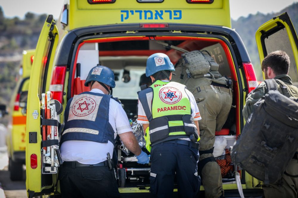 Israelenses feridos vindos do sul chegam ao Hospital Hadassah Ein Kerem em Jerusalém, Israel.