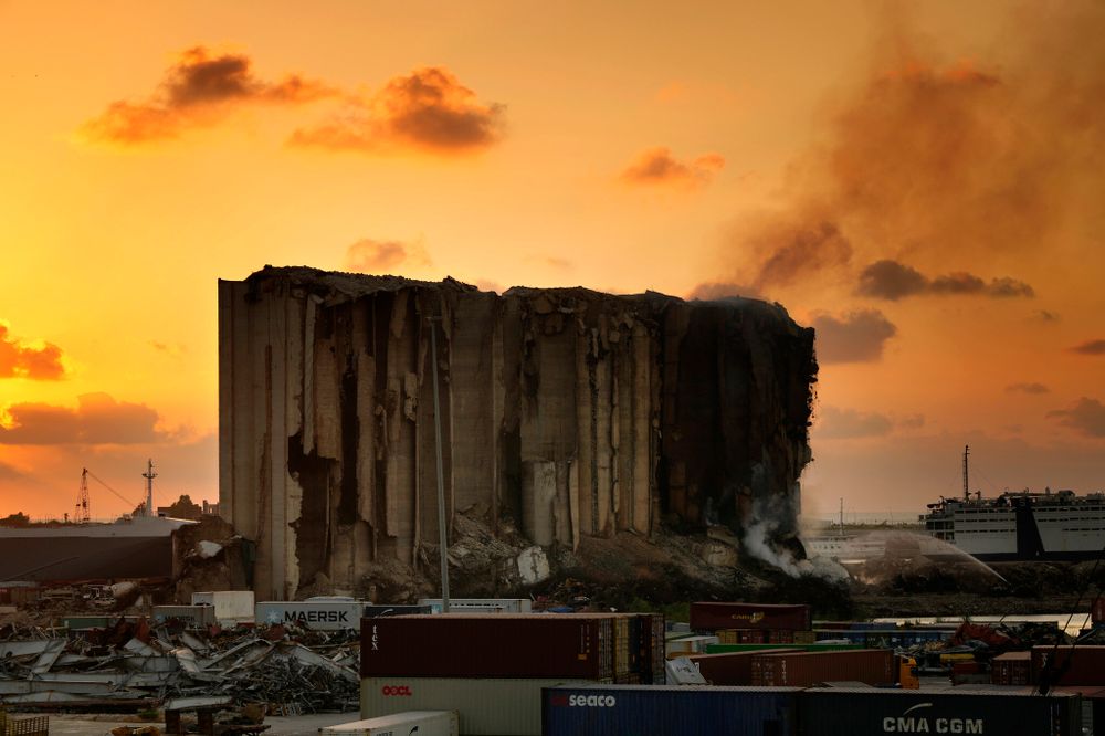Des pompiers éteignent un incendie dans les silos du bloc nord du port de Beyrouth à Beyrouth, au Liban, jeudi 21 juillet 2022.