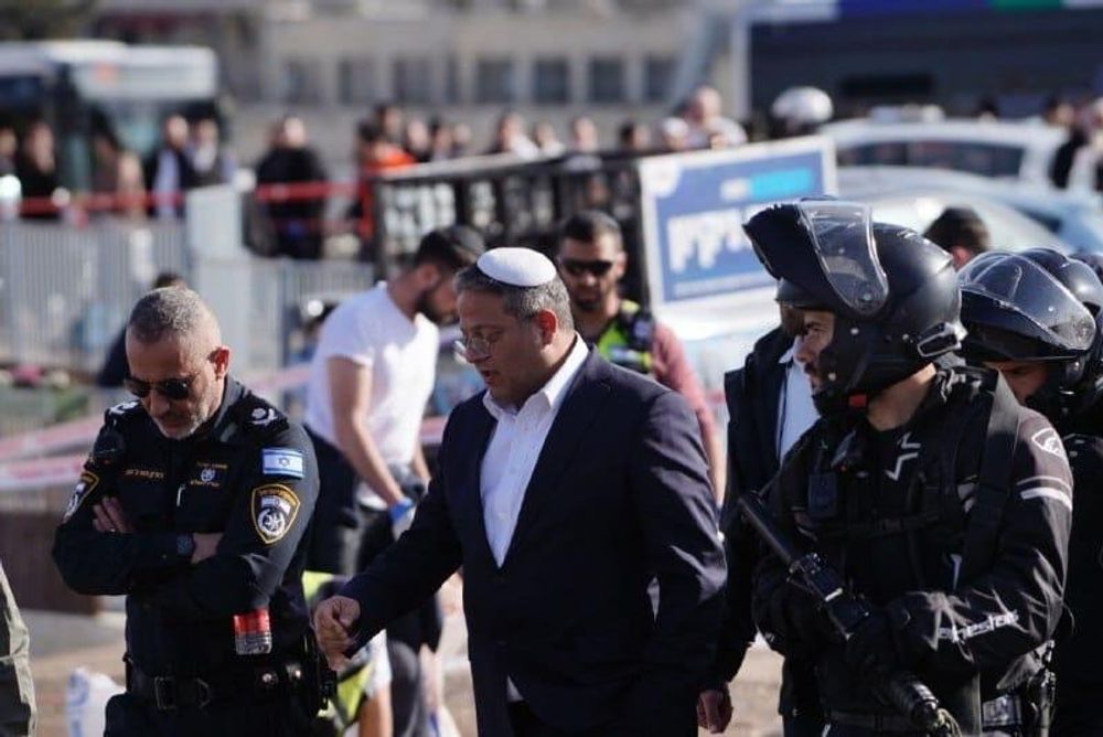 Le ministre israélien de la sécurité nationale, Itamar Ben-Gvir, sur le site d'une attaque terroriste à Ramot, Jérusalem.
