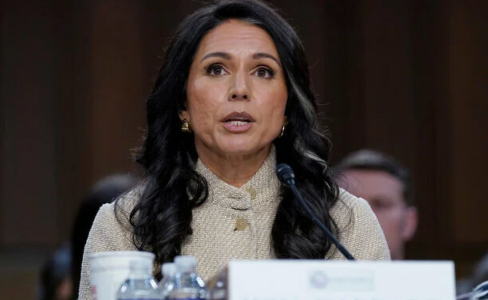 La directrice du renseignement national américain, Tulsi Gabbard, témoigne devant la commission du renseignement du Sénat lors d’auditions sur les menaces mondiales, au Capitole à Washington, le 18 mars 2026. 