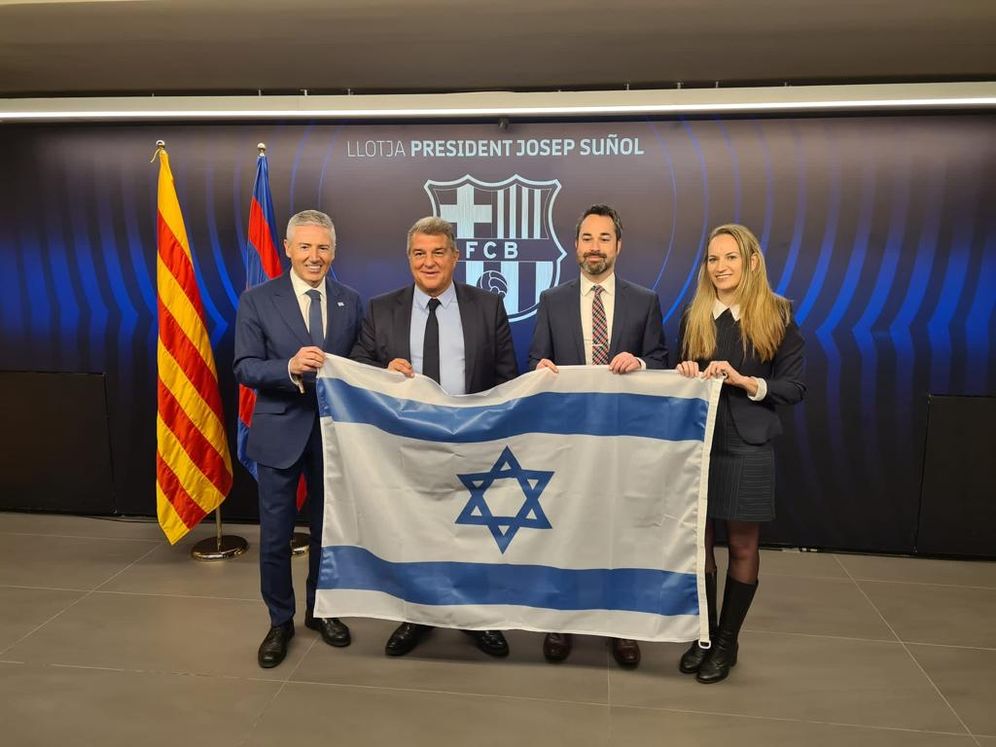 Le président du FC Barcelone Joan Laporta avec les représentants israéliens lors de la rencontre du club avec Manchester United
