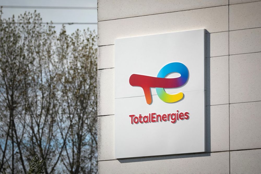 تُظهر صورة شعار TotalEnergies في موقع مصفاة Total Energy ، في Gonfreville-l'Orcher ، بالقرب من لوهافر ، شمال غرب فرنسا ، في 5 أكتوبر 2022.
