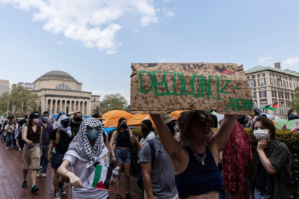 Des étudiants manifestent autour de leur campement sur le campus de l'université de Columbia, le lundi 29 avril 2024, à New York