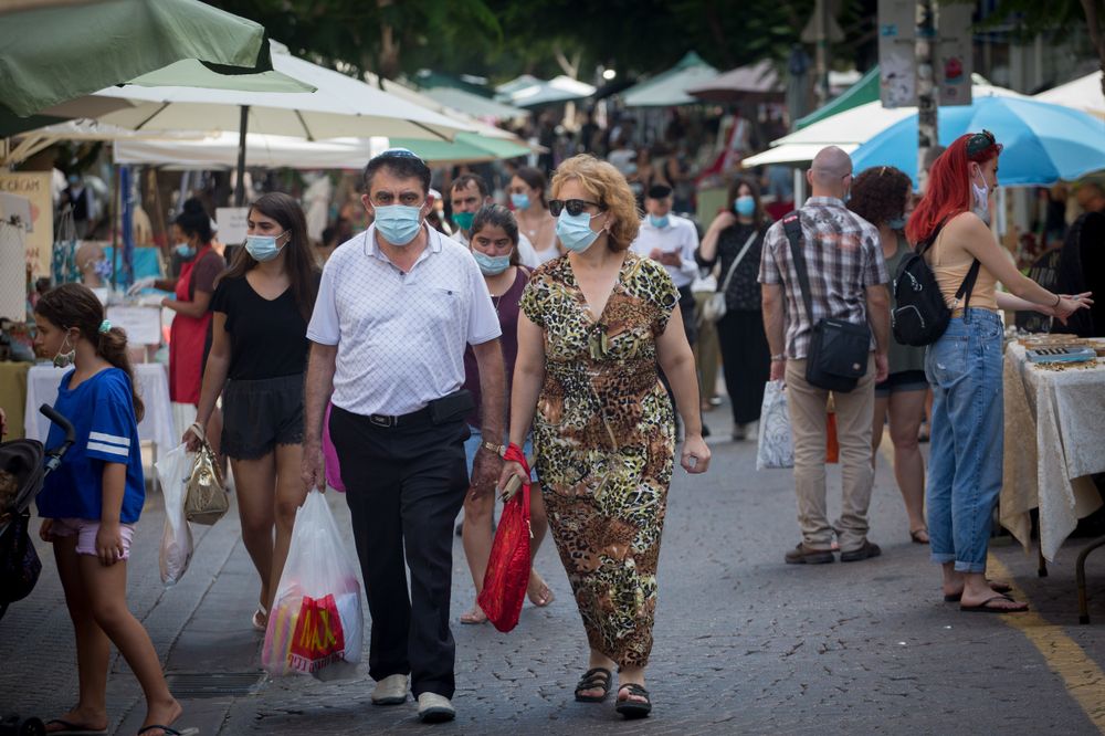 Les Israéliens au marché à Nahalat Binyamin à Tel Aviv, le 18 août 2020
