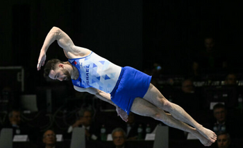 L'Israélien Artem Dolgopyat concourt au sol lors de la finale par équipe masculine des Championnats d'Europe de gymnastique artistique, à Rimini, sur la côte adriatique, au nord-est de l'Italie, le 28 avril 2024.