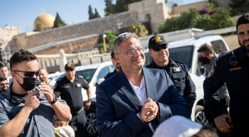 Chaim Goldberg/ FLASH90 Le ministre de la Sécurité nationale, Itamar Ben Gvir, vu à l'entrée du Mont du Temple, avant d'entrer, dans la vieille ville de Jérusalem, le 8 octobre 2025.