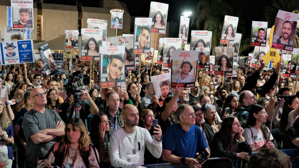 הפגנת משפחות החטופים בשער בגין הערב