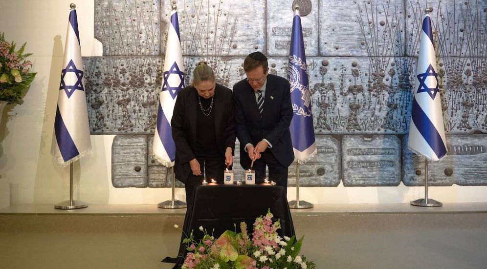 Porte-parole de la présidence israélienne Le président israélien Isaac Herzog et son épouse Michal Herzog ont ouvert mercredi les commémorations marquant les trois ans du massacre du 7 octobre en allumant une bougie du souvenir à 6 h 29, heure du début de l’attaque, à la résidence présidentielle de Jérusalem.