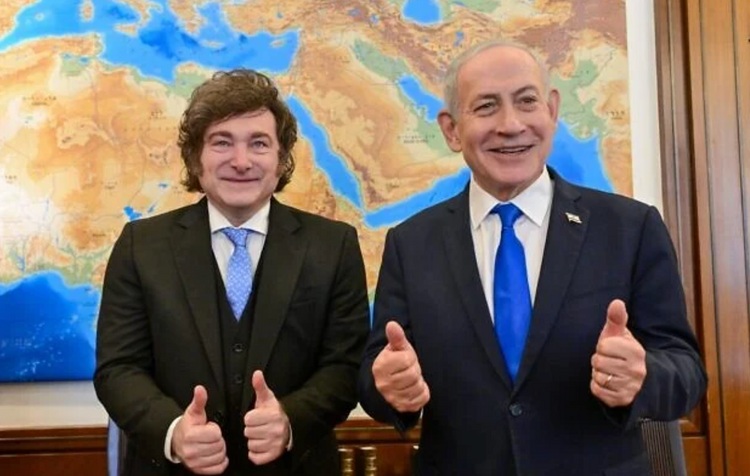 Le Premier ministre Benjamin Netanyahou (à droite) accueille le président argentin Javier Milei à Jérusalem, le 19 avril 2026. 