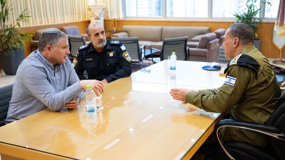 Le chef d'état-major de Tsahal Eyal Zamir, le chef de la police Dani Levy, et le chef du Shin Bet, David Zini 
