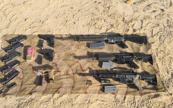 Armes à feu saisies par des soldats israéliens lors d'une tentative de contrebande à la frontière avec la Jordanie, près de la mer Morte, le 22 mai 2022.