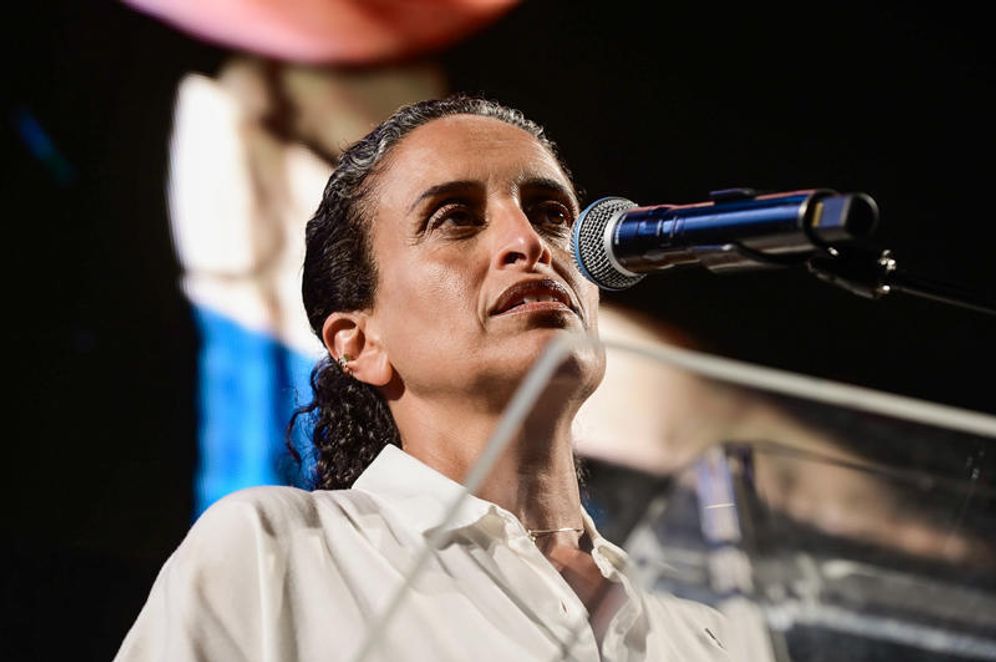 La chanteuse israélienne Achinoam Nini participe à un rassemblement contre la guerre à Gaza sur la place Rabin à Tel Aviv, le 22 mai 2025