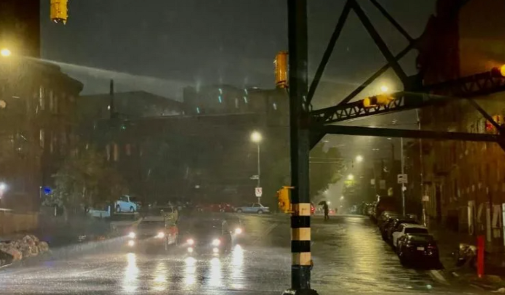 Pluies torrentielles, Les rues de New York inondées, le métro en partie  paralysé