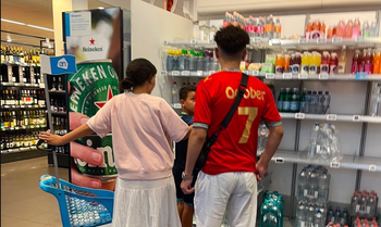 Amsterdam : un homme porte un tee-shirt "7 octobre" dans un supermarché
