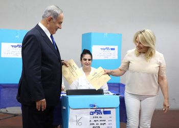 Le chef du parti Likud israélien et ancien Premier ministre Benjamin Netanyahu vote avec sa femme Sara lors de primaire à Tel Aviv le 10 août 2022.
