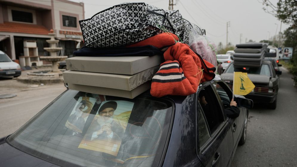 תומכי חיזבאללה שבים לביתם בדרום לבנון בזמן הפסקת האש