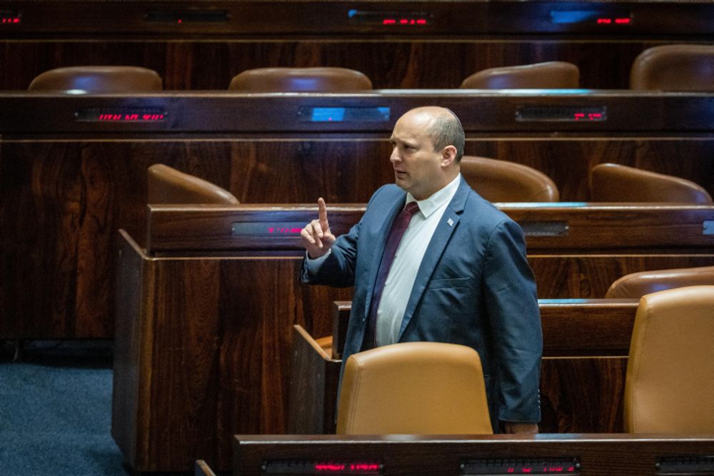 Le Premier ministre israélien Naftali Bennett lors du vote sur le projet de loi visant à augmenter le salaire minimum, à la Knesset le 8 juin 2022.