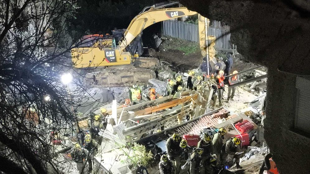 Rescue teams at the impact site in Haifa, 5.4.26