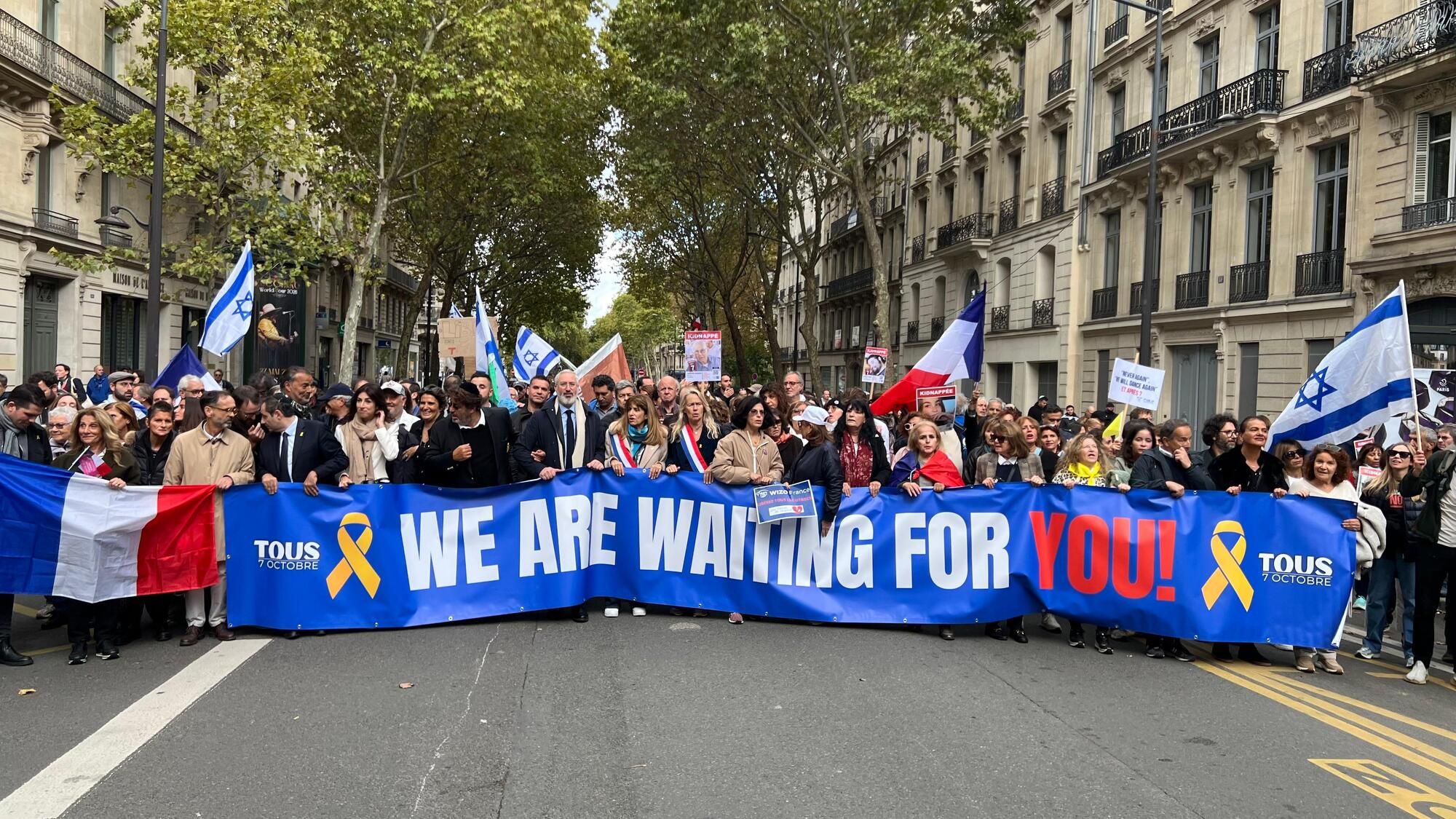 À Paris, des milliers de personnes marchent pour la libération des otages du Hamas