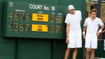 LAméricain John Isner et le Français Nicolas Mahut entrent sur le court n°18 de Wimbledon pour un match 