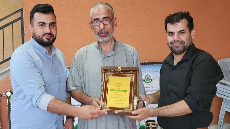 تقارير فلسطينية : مقتل الدكتور زكريا السنوار (أبو يحيى) مع ثلاثة من أبناءه في غارة بمخيم النصيرات - i24NEWS