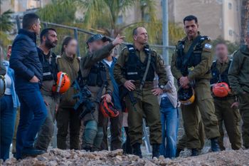 מפקד פיקוד העורף, אלוף שי קלפר מבקר בזירת הנפילה בבאר שבע