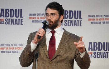 Le streamer d’extrême gauche Hasan Piker s’exprime lors d’un rassemblement de campagne d’Abdul El-Sayed, candidat à la primaire démocrate pour le Sénat américain dans le Michigan, à l’Université du Michigan à Ann Arbor, le mardi 7 avril 2026. 