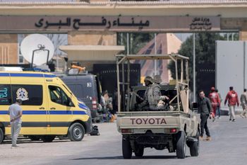 جنود مصريون يقومون بدورية عند معبر رفح الحدودي بين مصر وقطاع غزة، السبت 23 مارس 2024.