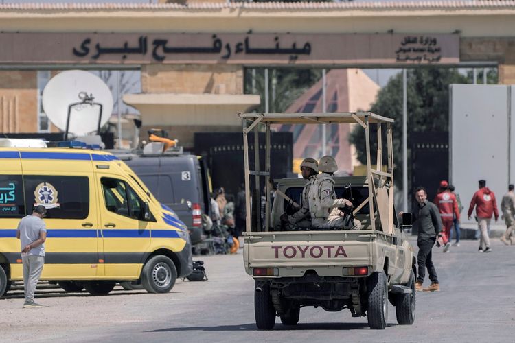 جنود مصريون يقومون بدورية عند معبر رفح الحدودي بين مصر وقطاع غزة، السبت 23 مارس 2024.