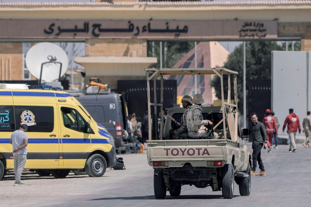 جنود مصريون يقومون بدورية عند معبر رفح الحدودي بين مصر وقطاع غزة، السبت 23 مارس 2024.