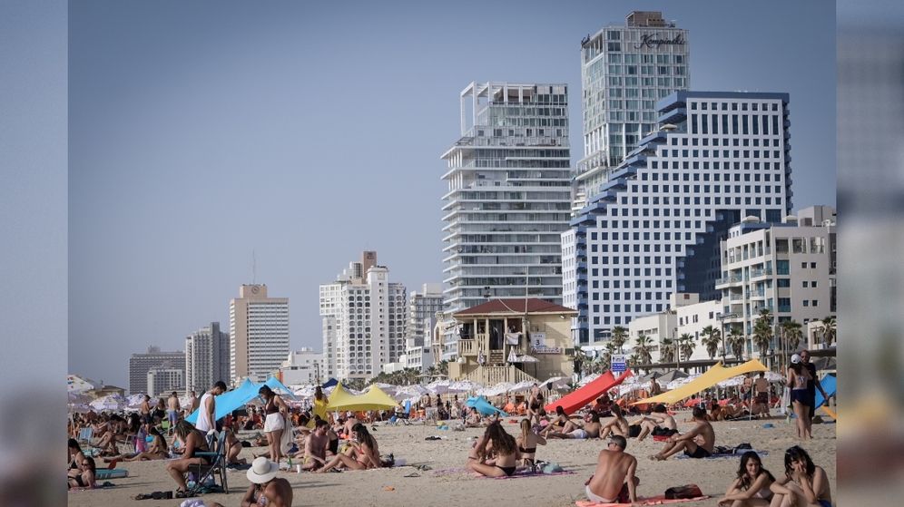 מבלים בחוף הים בתל אביב במהלך גל חום, ארכיון