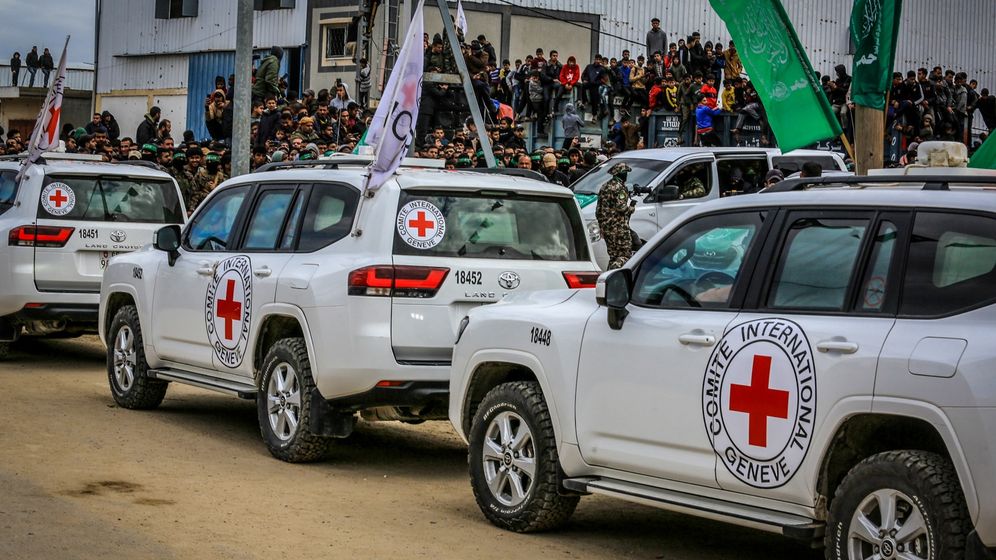 Véhicules de la Croix-Rouge attendant de récupérer les otages dans la bande de Gaza