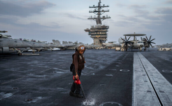 Un membre de l'équipage effectue des travaux de maintenance sur le pont du porte-avions USS Dwight D. Eisenhower, dans le sud de la mer Rouge, le 13 février 2024.