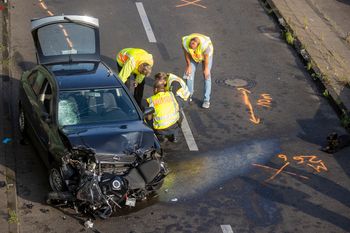 Des policiers et des experts légistes recueillent des preuves sur le lieu d'un accident, à Berlin, le 19 août 2020