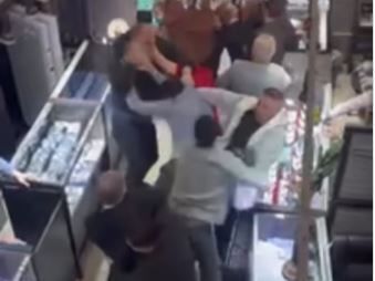 فضيحة تهز حيّ الألماس في نيويورك: مؤثر يكشف عملية غش ويتعرض لاعتداء عنيف