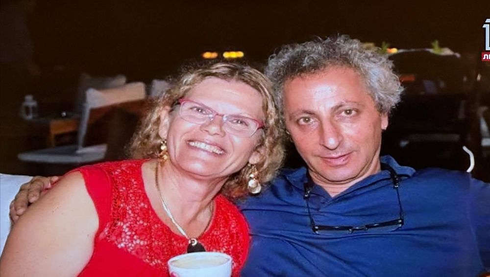 Yehudit Weiss (L) e seu marido Shmulik.