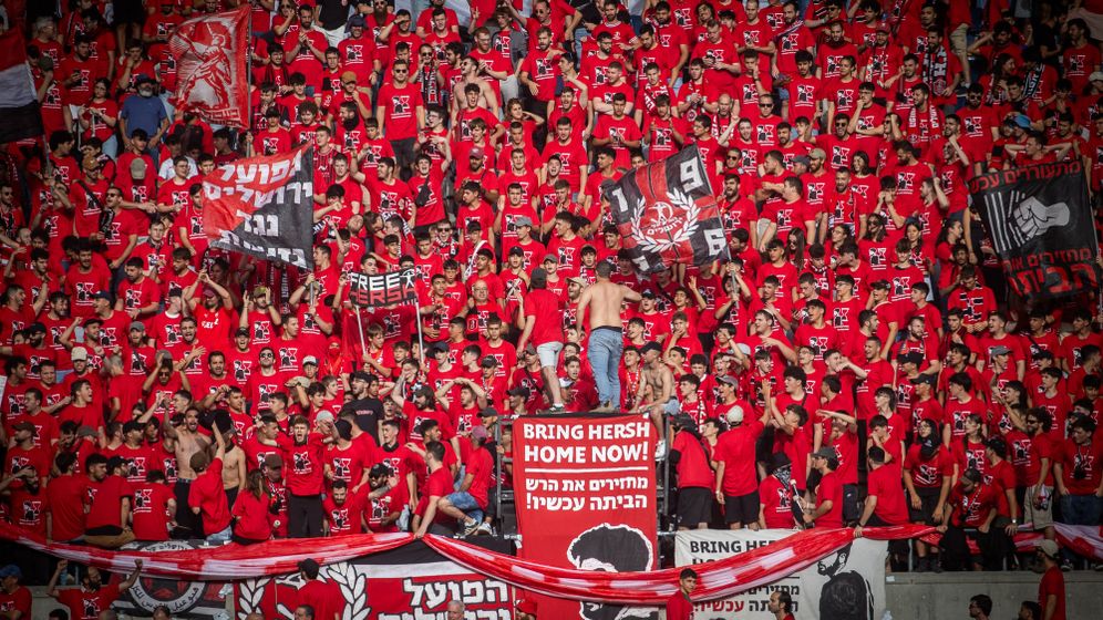 אוהדי הפועל תל אביב ביציע בבלומפילד, ארכיון