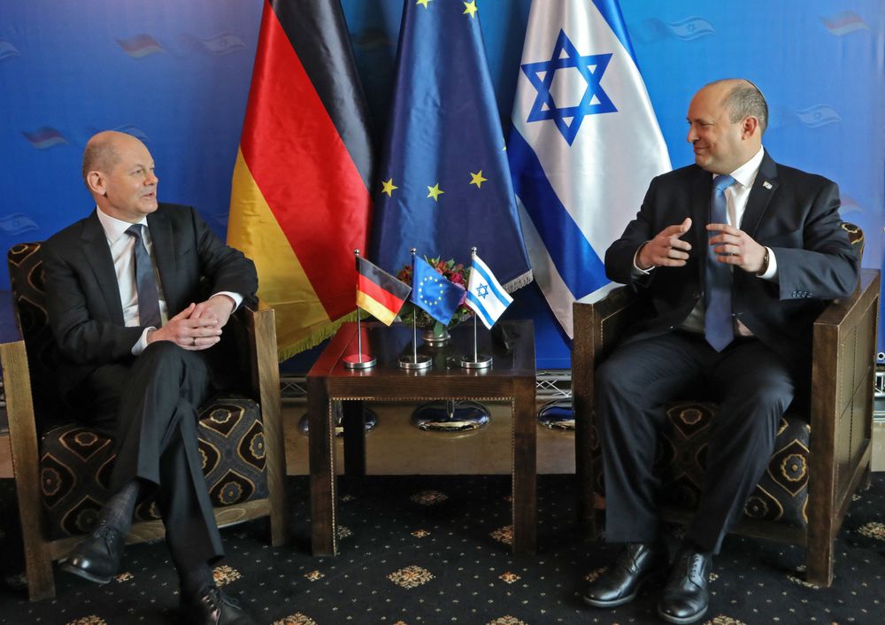 Le Premier ministre israélien Naftali Bennett et le chancelier allemand Olaf Scholz à l'hôtel King David à Jérusalem le 2 mars 2022