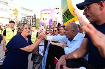 Yaffa Ben-David, la secrétaire-générale du Syndicat des enseignants, lors d'une manifestation d'enseignants israéliens réclamant de meilleurs salaires et conditions de travail, à Tel Aviv, le 30 mai 2022