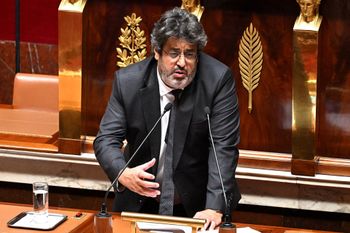 Le député français Meyer Habib prend la parole lors d'un débat pour soutenir le combat pour la liberté des Iraniens à l'Assemblée nationale à Paris, le 28 novembre 2022.