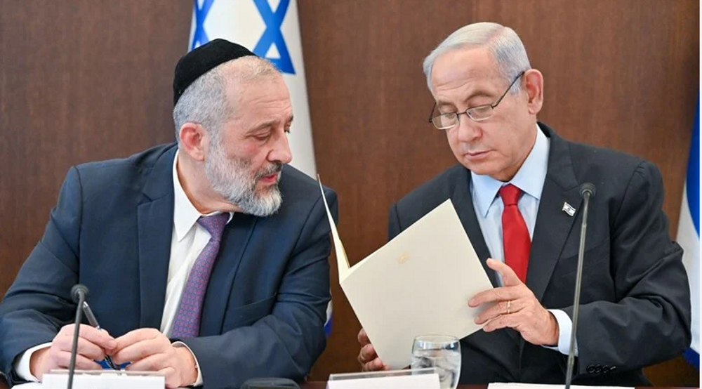 Benjamin Netanyahou et Arieh Deri lors d'une réunion du cabinet ministériel à Jérusalem