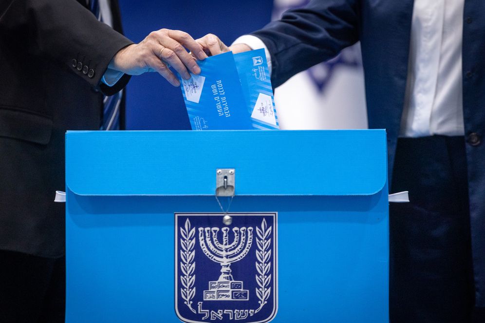 יונתן זינדל/פלאש 90 הנשיא הרצוג ורעייתו מיכל מצביעים בקלפי בירושלים