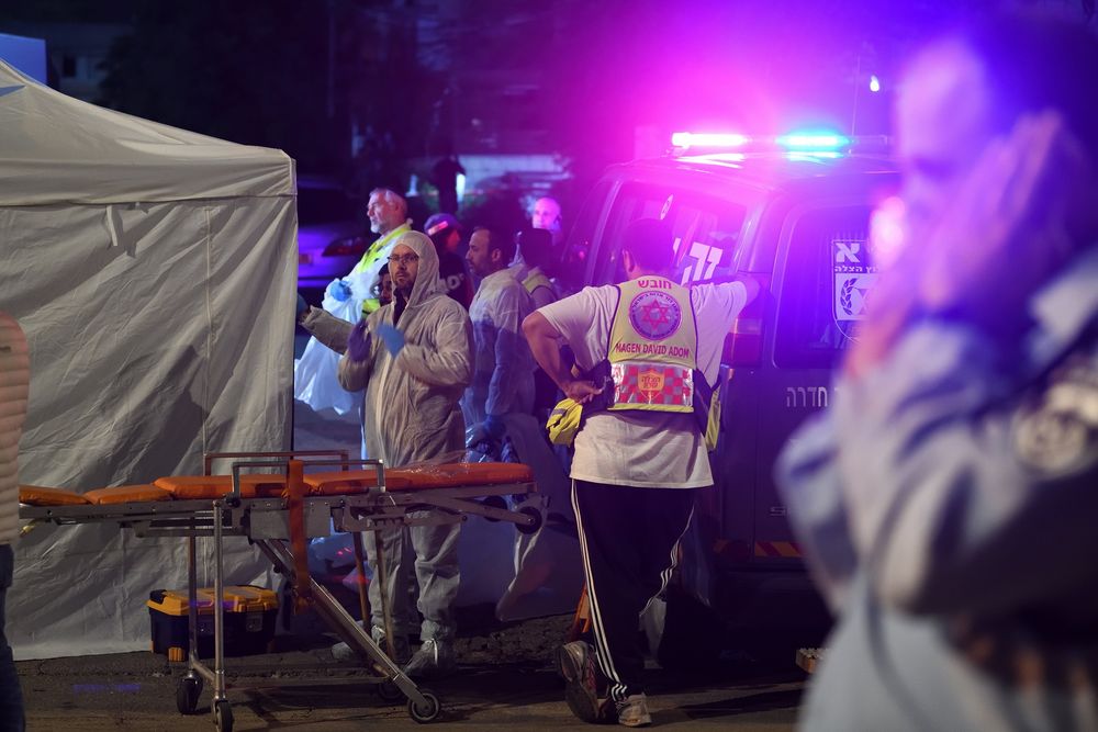 Les forces de sécurité et de secours israéliennes sur les lieux d'une attaque terroriste à Hadera, le 27 mars 2022