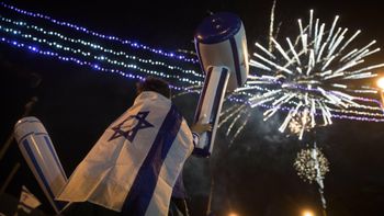 אנשים צופים בזיקוקים במהלך מופע לציון יום העצמאות ה-71 של ישראל בירושלים, ארכיון