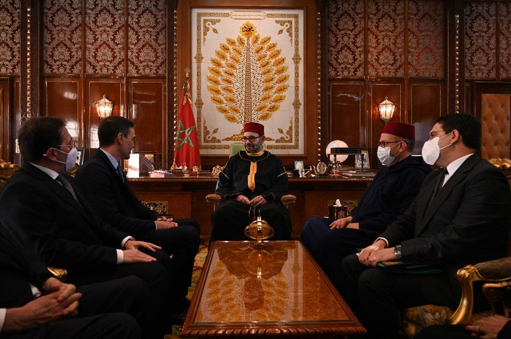 يحضر رئيس الوزراء الإسباني بيدرو سانشيز  اجتماعًا مع ملك المغرب محمد السادس (وسط) كجزء من زيارته الرسمية في المغرب في القصر الملكي بالرباط. في 7 أبريل 2022 ،