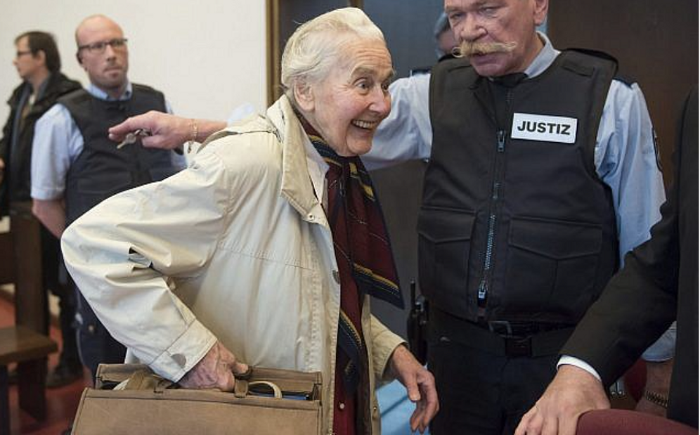 Ursula Haverbeck, accusée de discours de haine, arrive dans la salle d'audience du tribunal de district de Detmold pour une audience en appel, en Allemagne, le 23 novembre 2017.